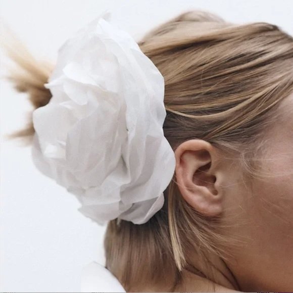 BLOGGER'S Zara Flower Clip NWT - Picture 9 of 15